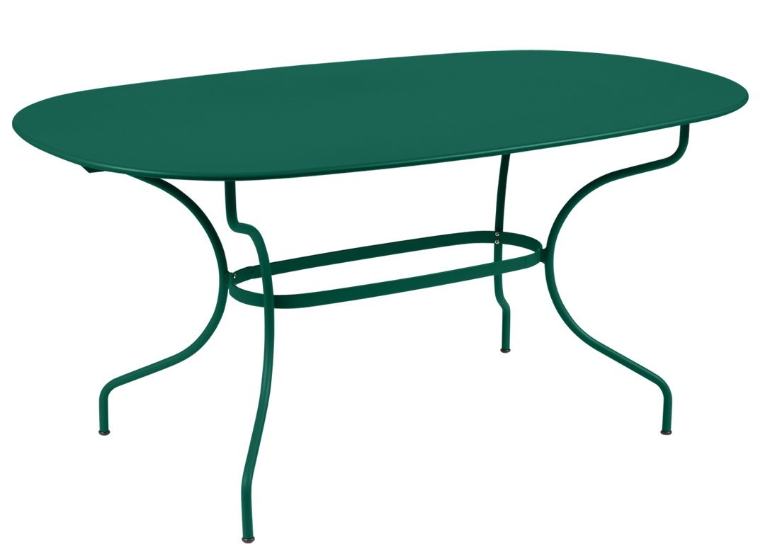 Grüner Opéra+ Gartentisch von Fermob, ovale Tischplatte und filigranes Metallgestell für den Außenbereich.