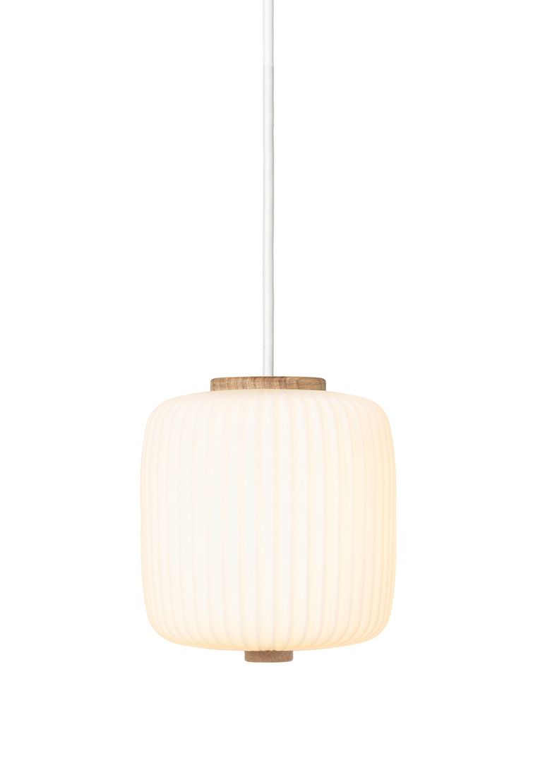 EK61 Opal Pendelleuchte von Carl Hansen & Søn: Hängeleuchte mit geripptem Opalglas und Holzdetails.