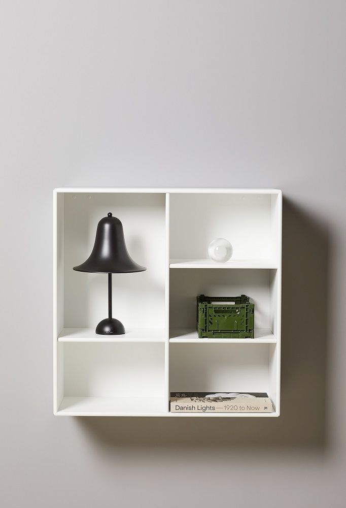 Schwarze Pantop Tischleuchte von Verpan auf einem weißen Regal, moderne Innenraumbeleuchtung.