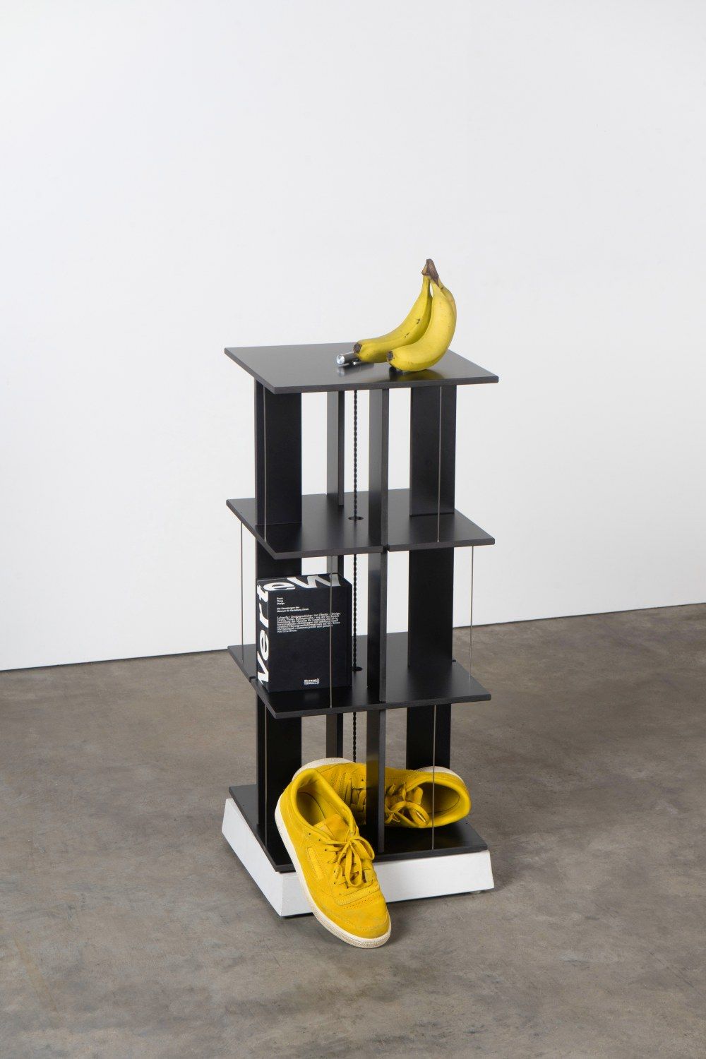 Buchstabler Bücherturm, DVD-Regal Nils Holger Moormann