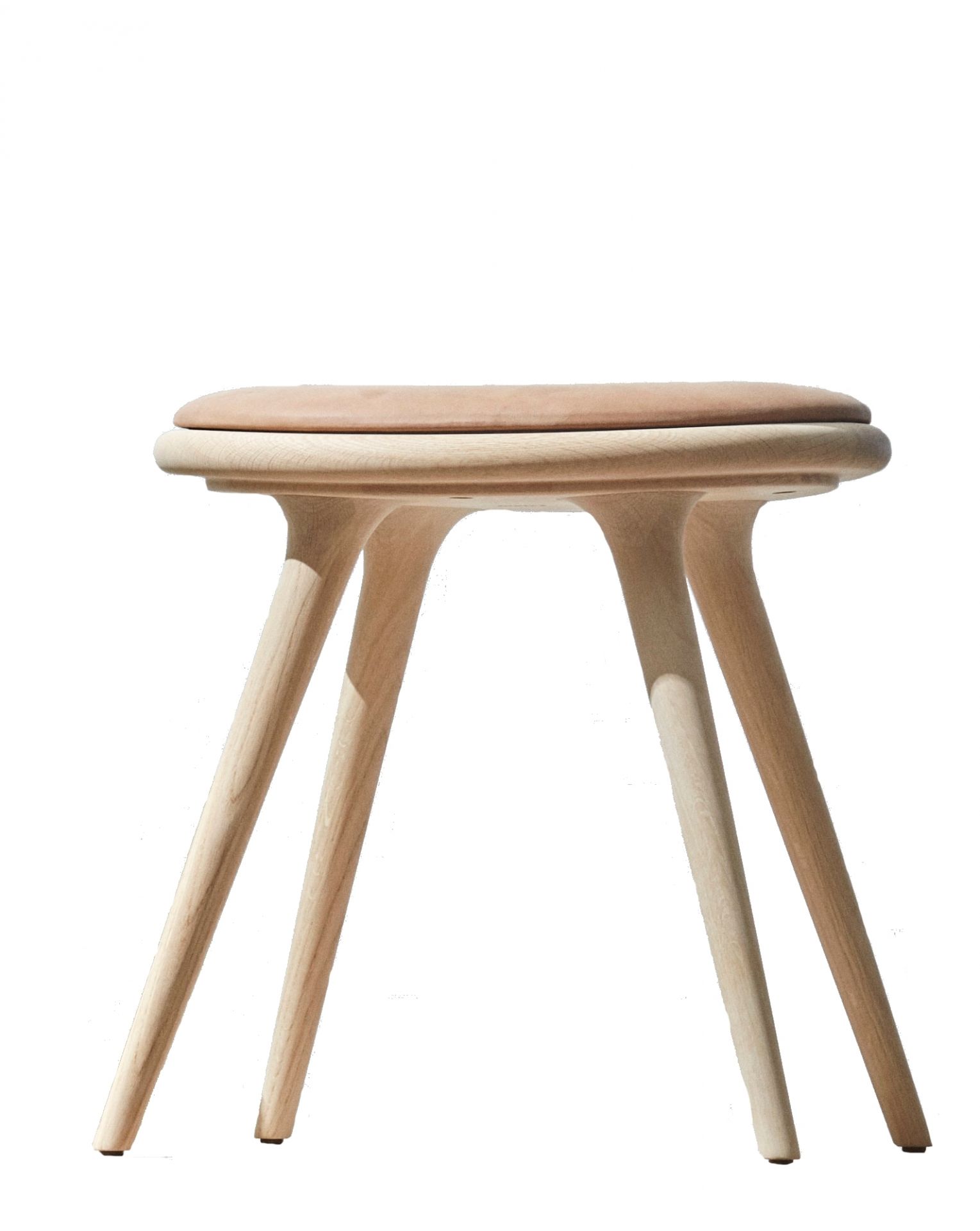 Bild eines High Stool aus Eiche, geseift, mit drei Beinen und Sitzfläche.