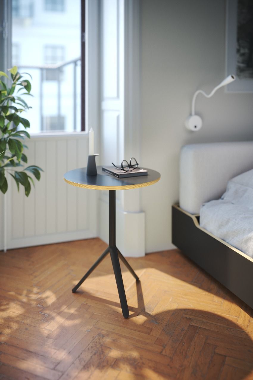Coco High Beistelltisch von Müller Möbelwerkstätten, schwarze Tischplatte und filigranes, dreibeiniges Gestell.