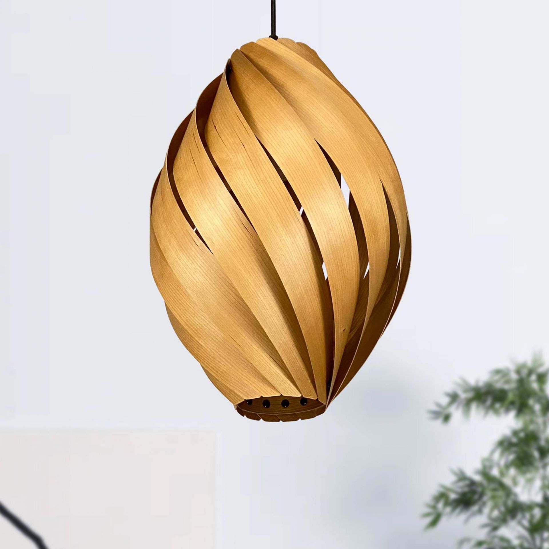 Ardére Hängeleuchte aus Kirschbaumholz, rundliches Design, moderne Pendelleuchte für Wohnräume.