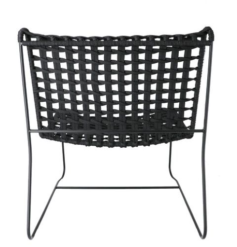 Rückansicht des schwarzen Jan Kurtz In/Out Lounge Sessels mit geflochtener Sitzfläche für den Außenbereich.