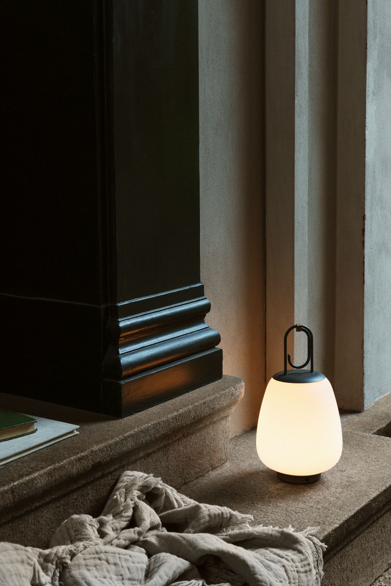 Schwarze Lucca Akkuleuchte von AndTradition, eine tragbare Tischleuchte für drinnen und draußen.