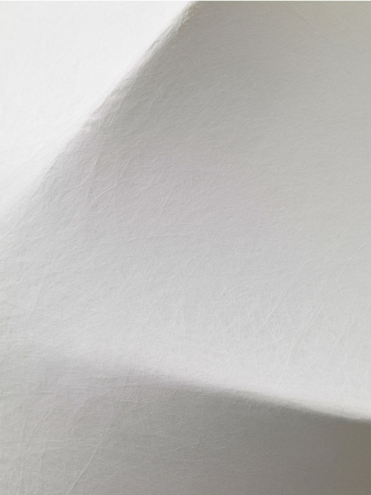 Nahaufnahme der weißen Poem Deckenleuchte von Ferm Living, modernes Design für Wohnraumbeleuchtung.