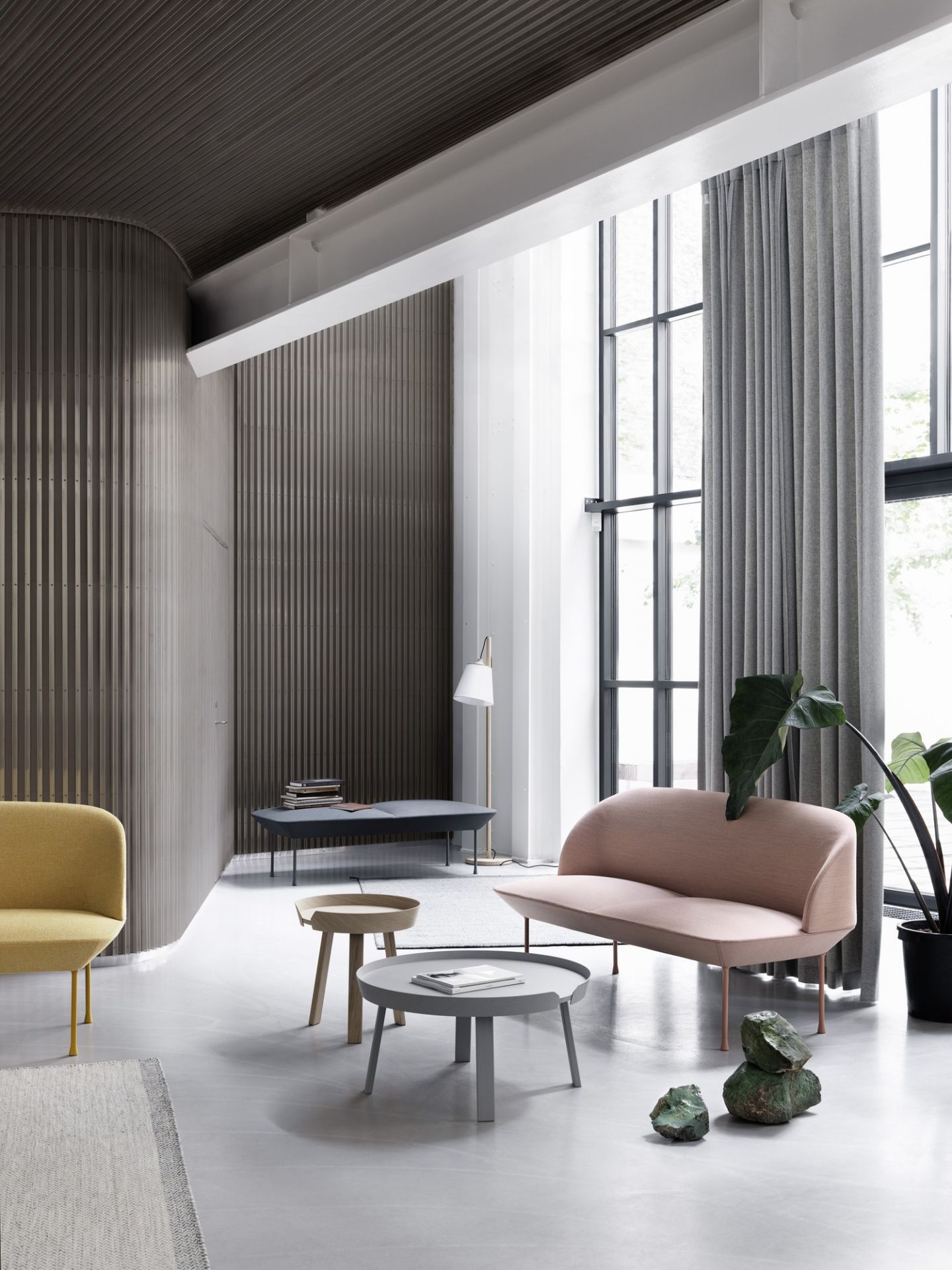 Helle, moderne Einrichtung mit Muuto Pull Stehleuchte, Sofa, Sesseln und Beistelltischen.