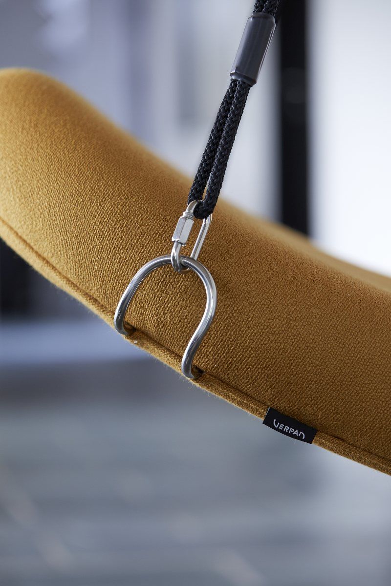 Detailaufnahme: Gelber Verpan Flying Chair Schaukelsessel mit Aufhängung und Markenlogo.