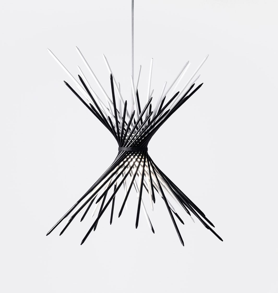 Pic-A-Stic Pendelleuchte von Ingo Maurer: Moderne Hängelampe mit schwarzen und weißen Stäben.