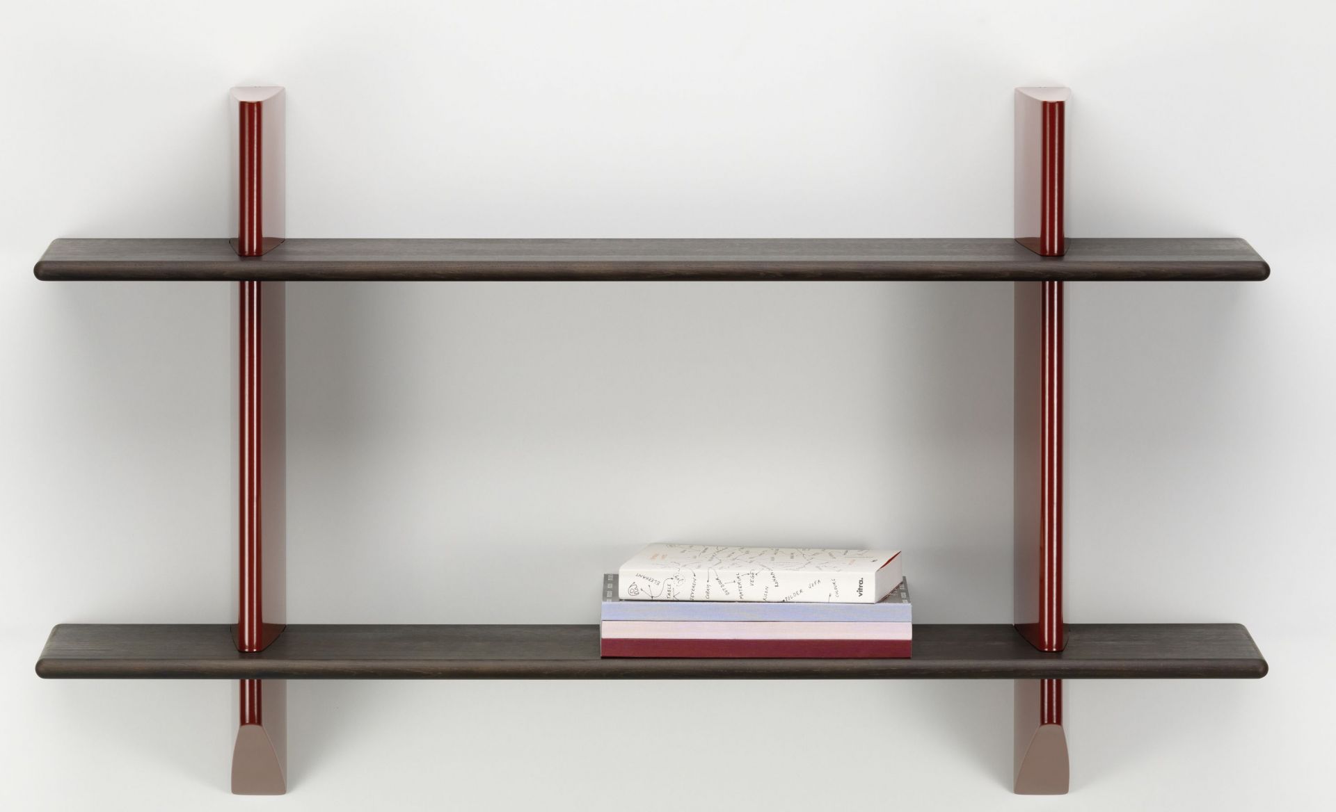 Vitra Rayonnage Mural Wandregal aus dunkler Eiche mit roten Akzenten, Bücher auf unterem Regal.