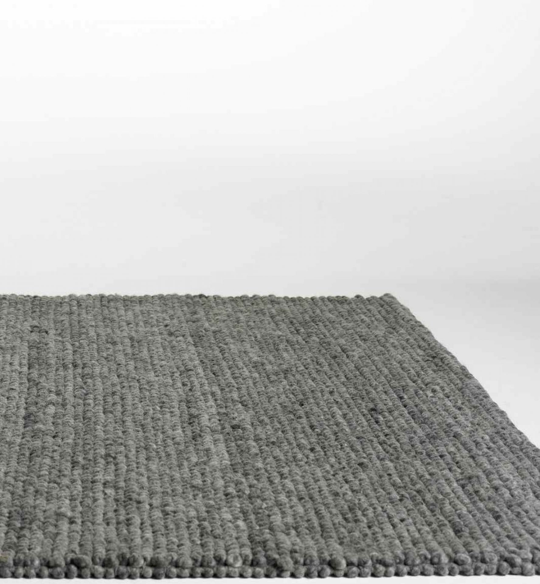 Detailansicht: Grauer Hay Peas Teppich, Größe 240 x 170 cm, moderner Wollteppich.