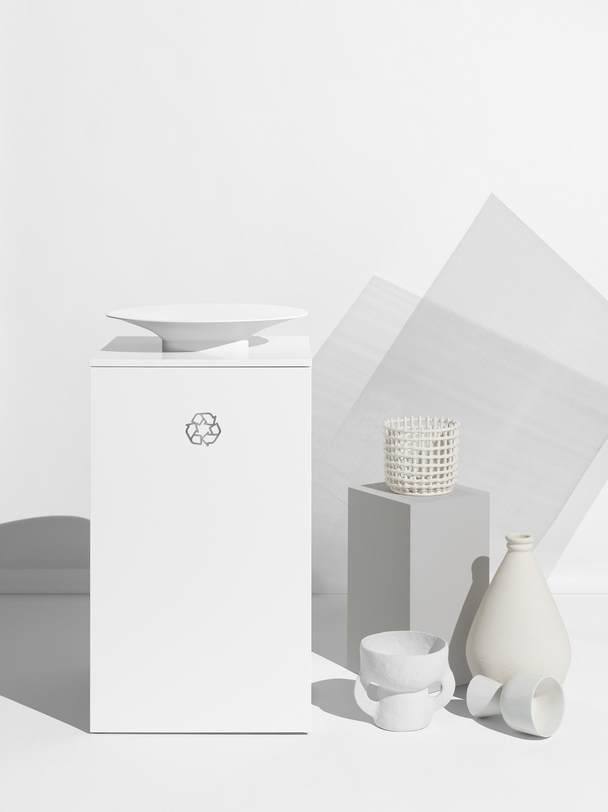 Weißer Exhibit Bin Mülleimer für Mülltrennung von Mizetto mit Recycling-Symbol und minimalistischem Design.