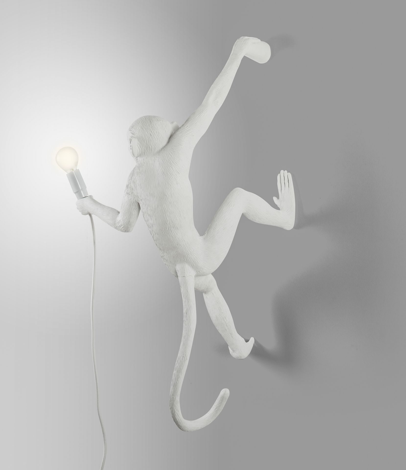 Weiße Monkey Lamp Wandleuchte von Seletti, Affe hält eine Glühbirne, originelle Wanddekoration.