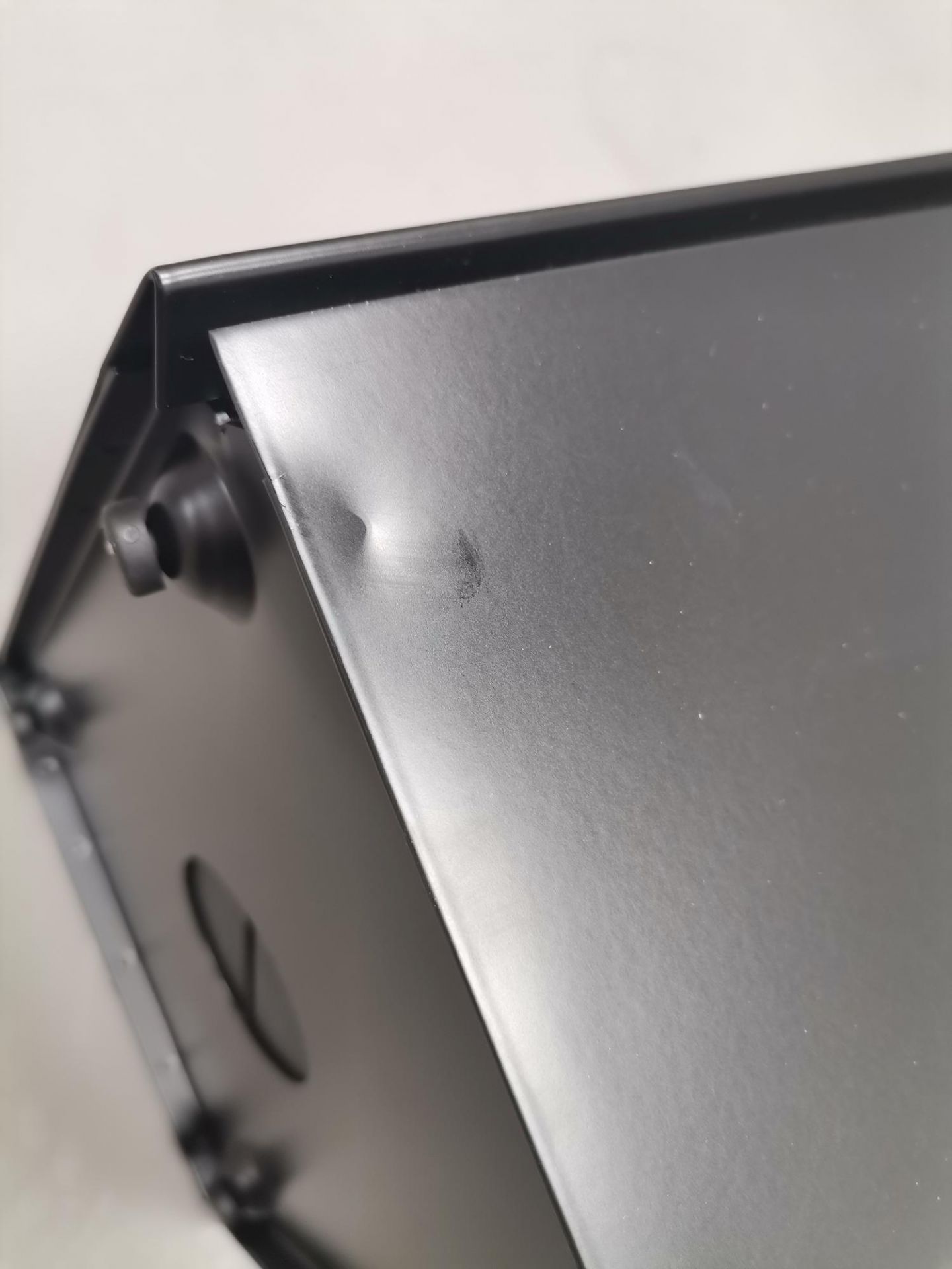 Detailaufnahme Via Schirmständer in Schwarz, Mängelexemplar mit Delle, ideal für Flur und Eingangsbereich.