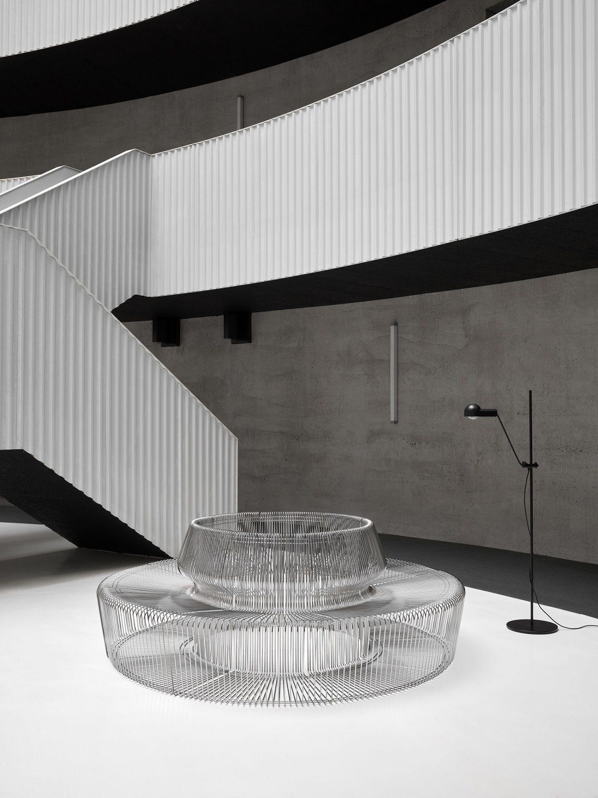 Pantonova System Sitzmodul: Drahtstuhl Montana in modernem Raum mit Treppe und Lampe.