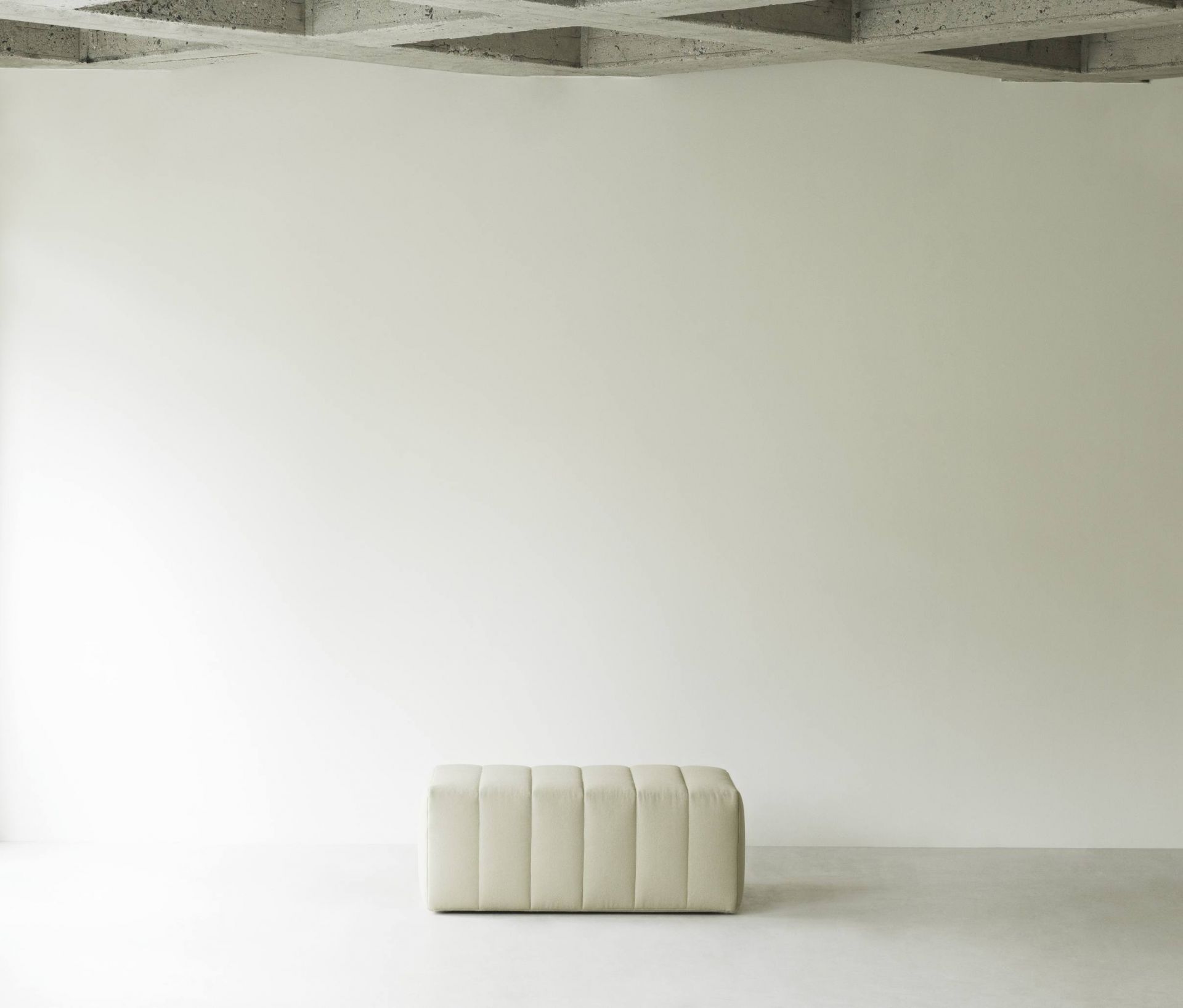 Beiger Scene Pouf Hocker von Normann Copenhagen, modernes Design, Sitzmöbel für Wohnzimmer.