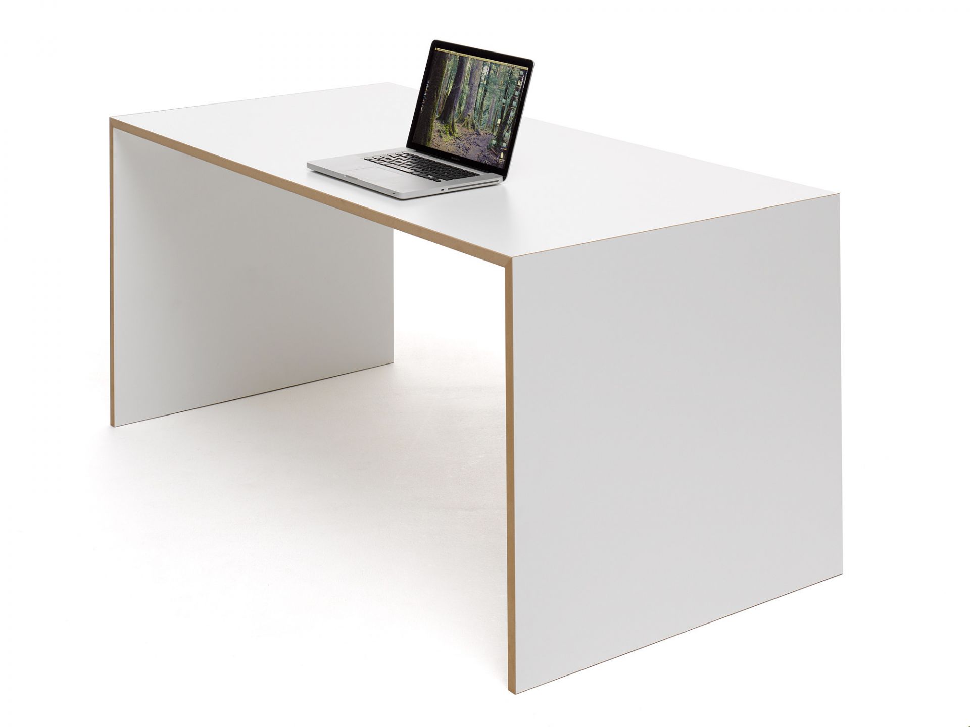 Weißer Tojo Freistell Tisch groß mit Laptop auf der Tischplatte, minimalistisches Design.