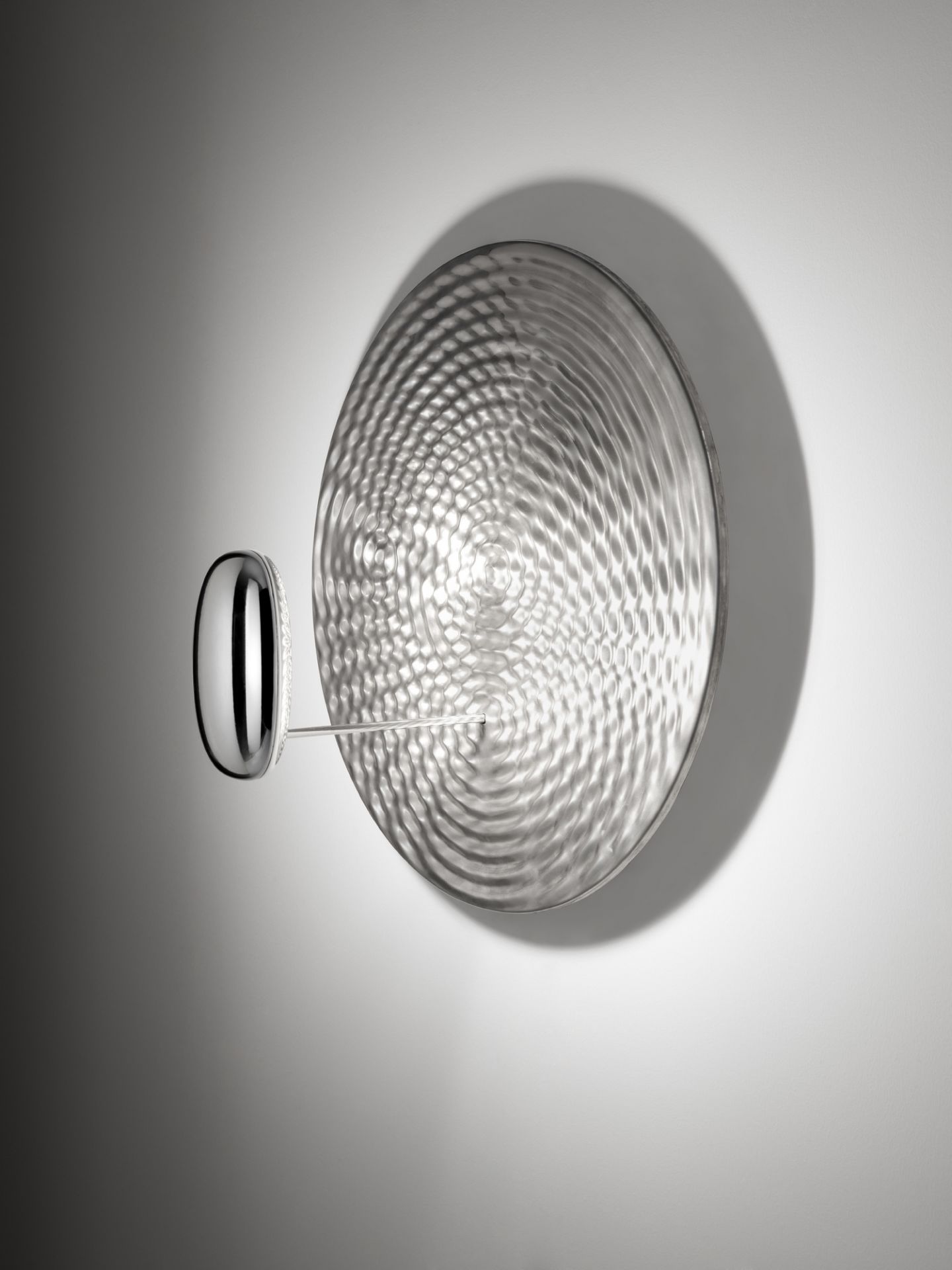 Droplet Mini LED Wandleuchte von Artemide in Chrom glänzend, modernes Design für Wand und Decke.