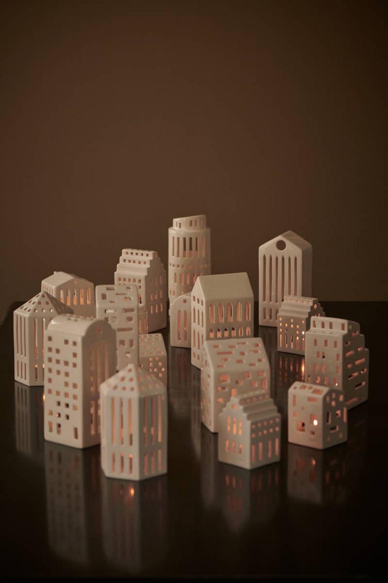 Nahaufnahme von Kähler Urbania Lichthäusern, die ein beleuchtetes, modernes Stadtbild mit warmem Kerzenlicht erzeugen.