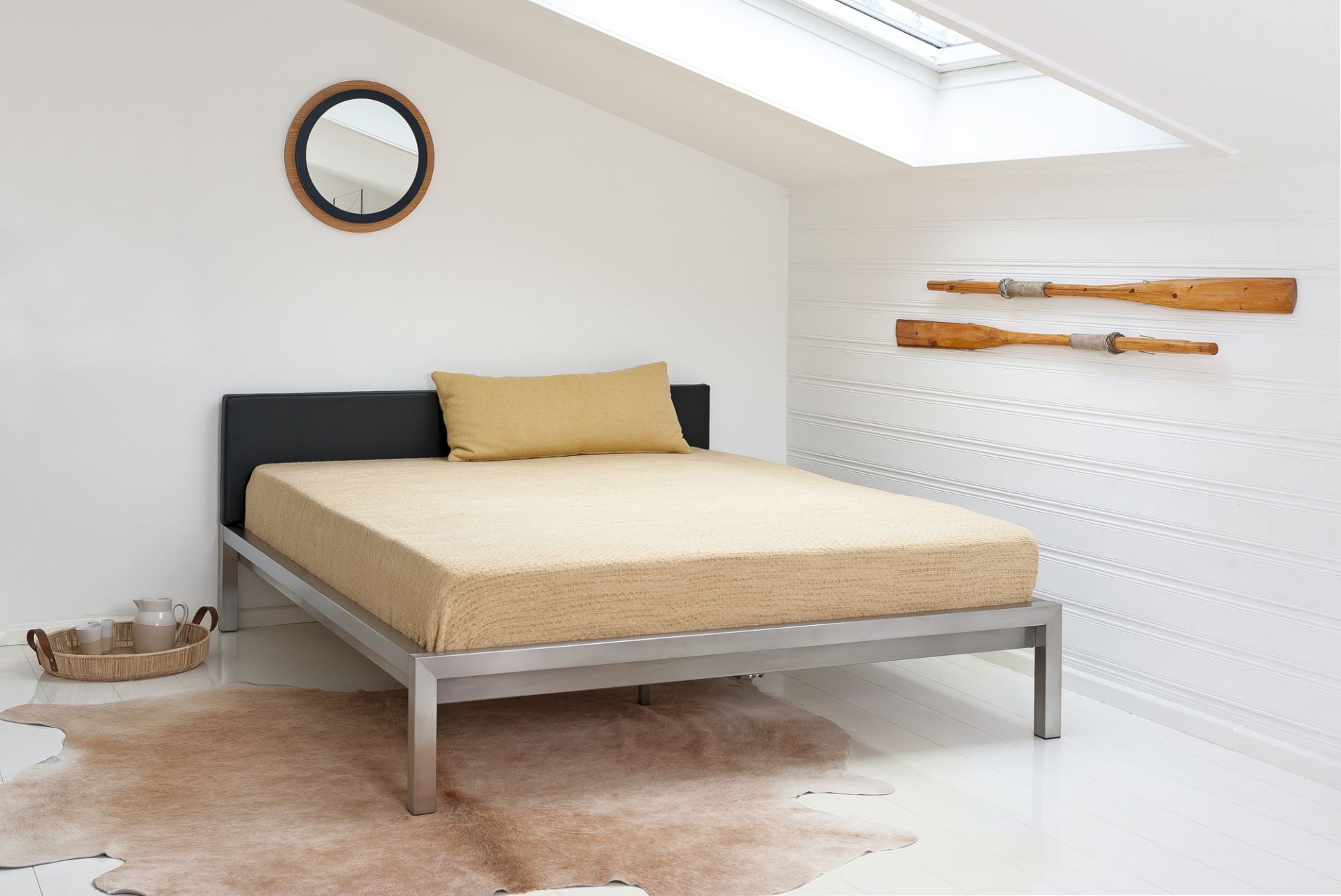 Hans Hansen Bett mit Edelstahlrahmen und Polsterkopfteil, Größe 180x200 cm, im hellen Schlafzimmer.