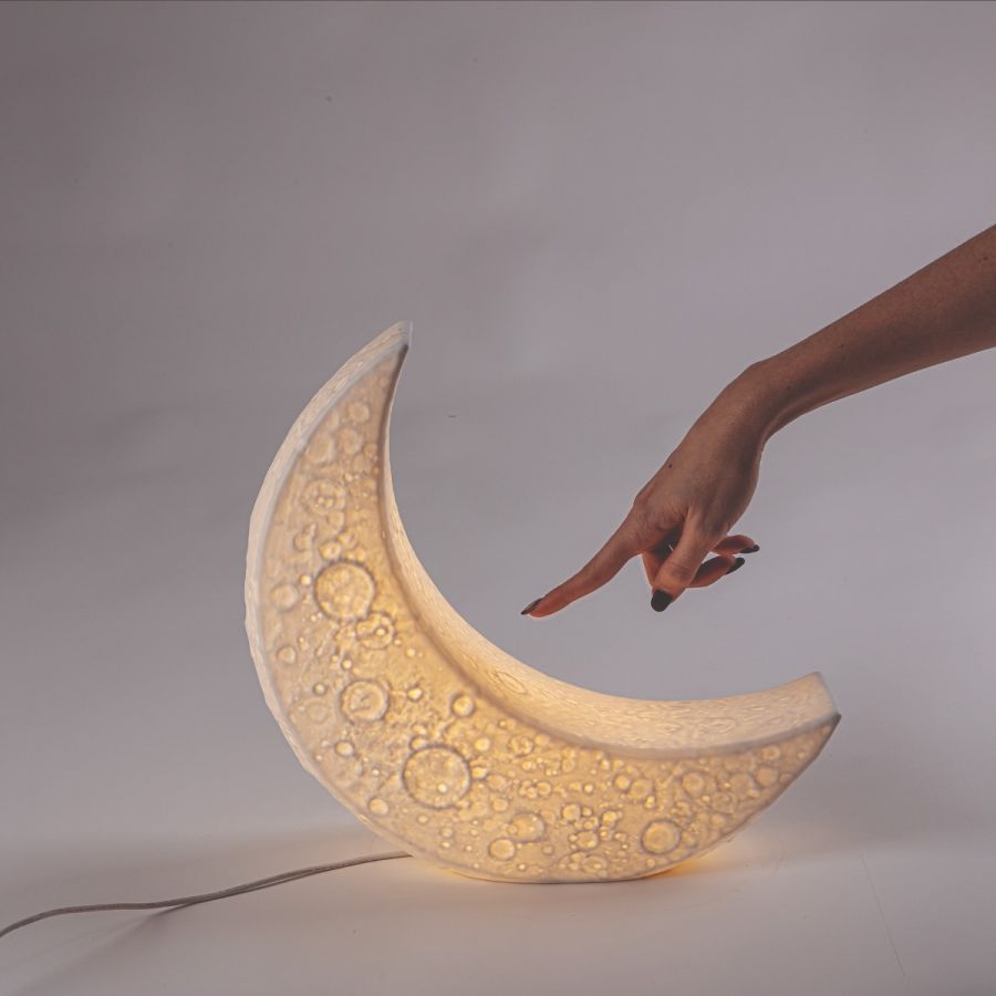 My Little Moon Leuchte von Seletti: Halbmond Lampe mit Hand, dekorative Mondlampe.
