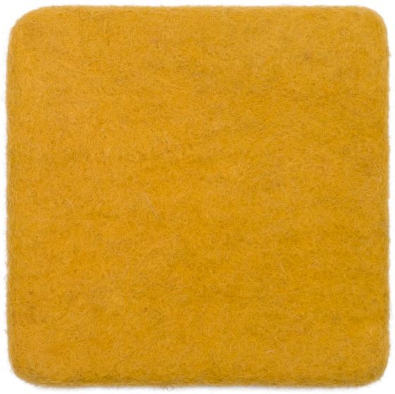 Gelber, rechteckiger Filzteppich von myfelt, 160x230 cm, Detailaufnahme der Textur. Hochwertiger Wollteppich für Wohnzimmer und Schlafzimmer.