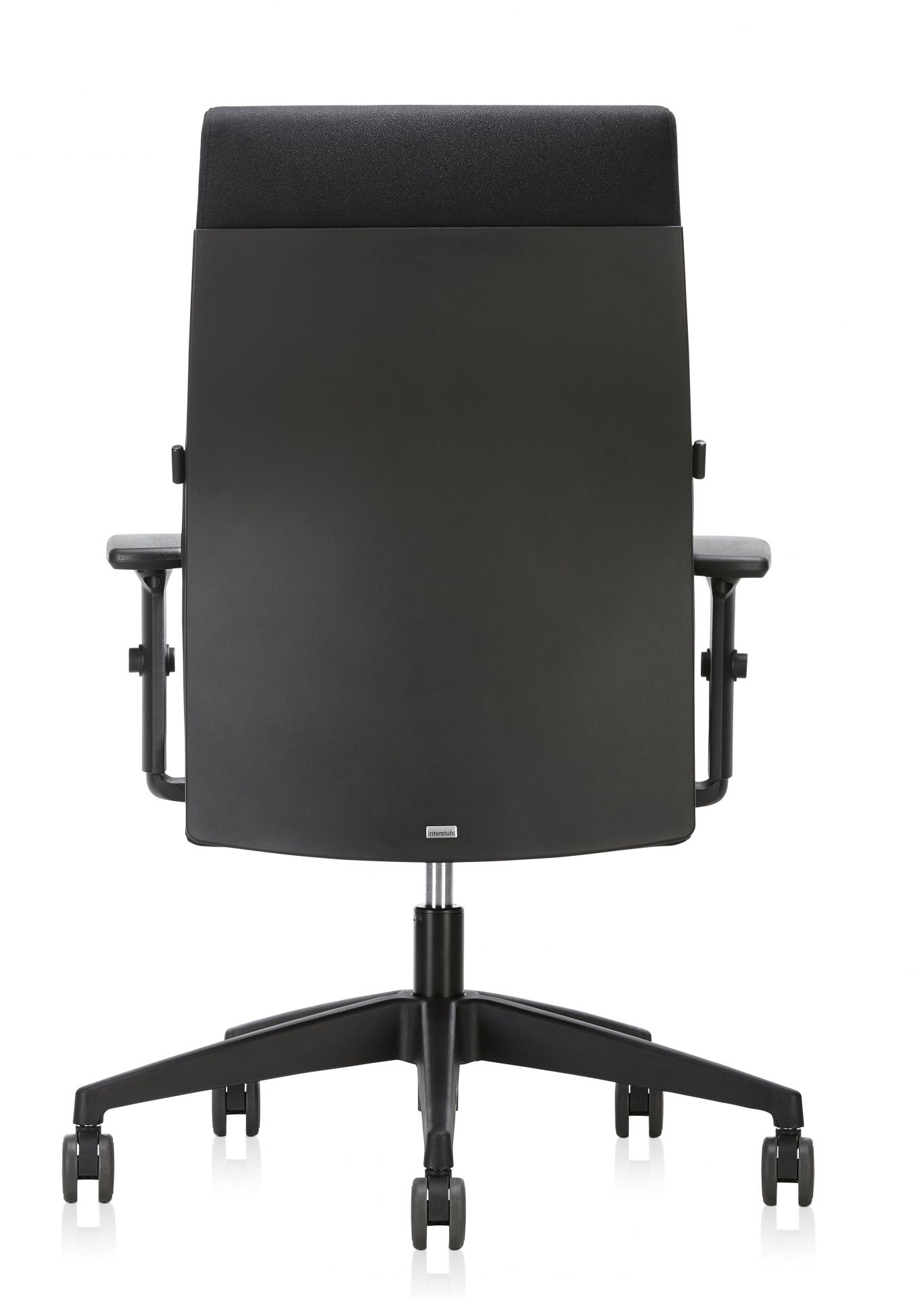 Rückansicht: Schwarzer Interstuhl Drehstuhl, Modell Famos, mit Armlehnen und Rollen.