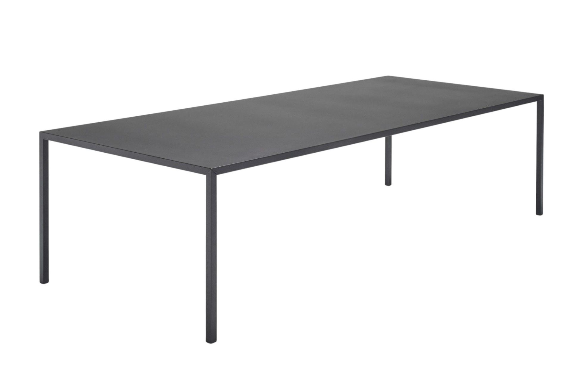 Tense Outdoor Table von MDF Italia, rechteckiger Esstisch mit anthrazitfarbener Tischplatte und filigranem Stahlgestell.