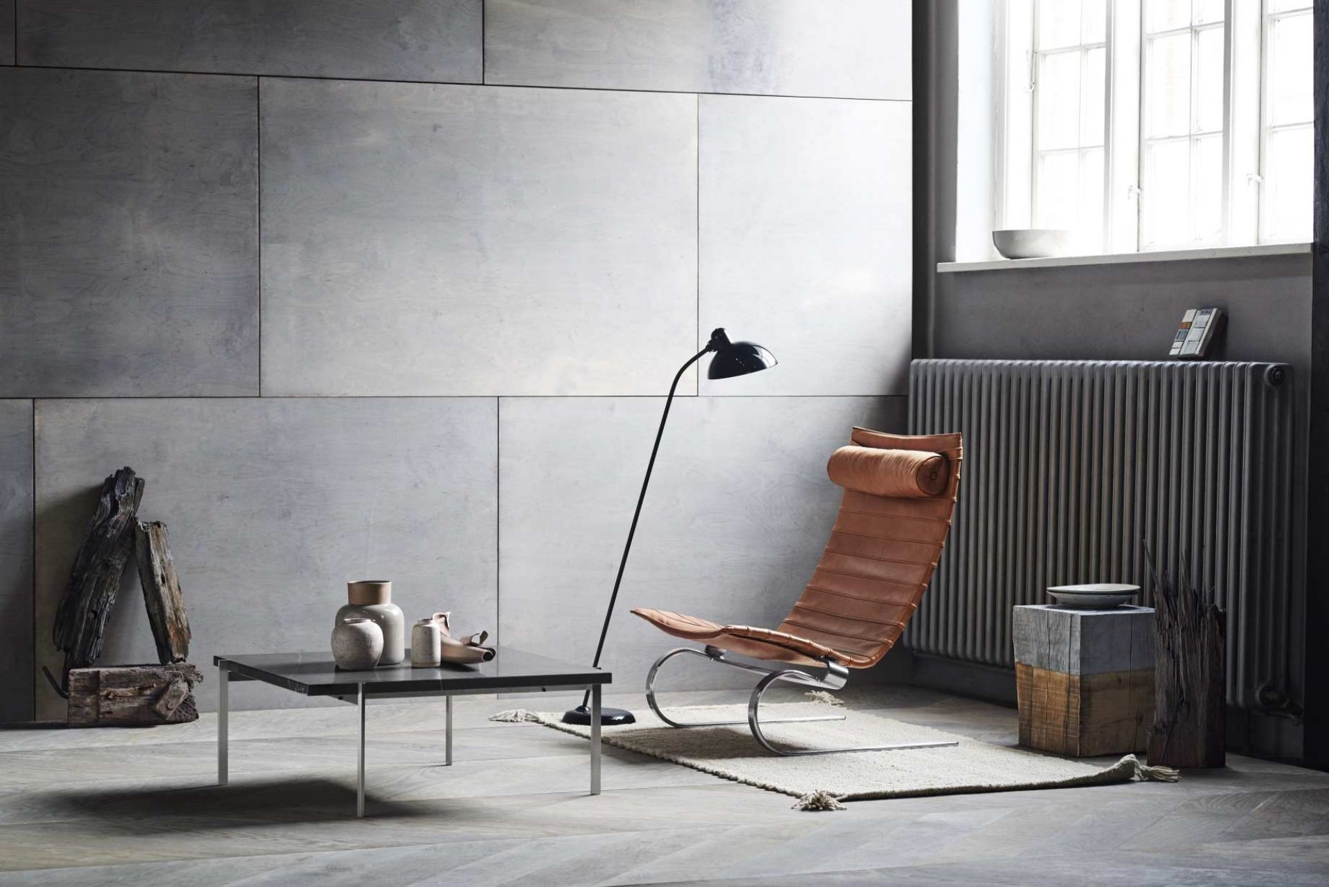 PK20 Sessel von Fritz Hansen: Leder Lounge Sessel in modernem Wohnzimmer mit Designermöbeln.