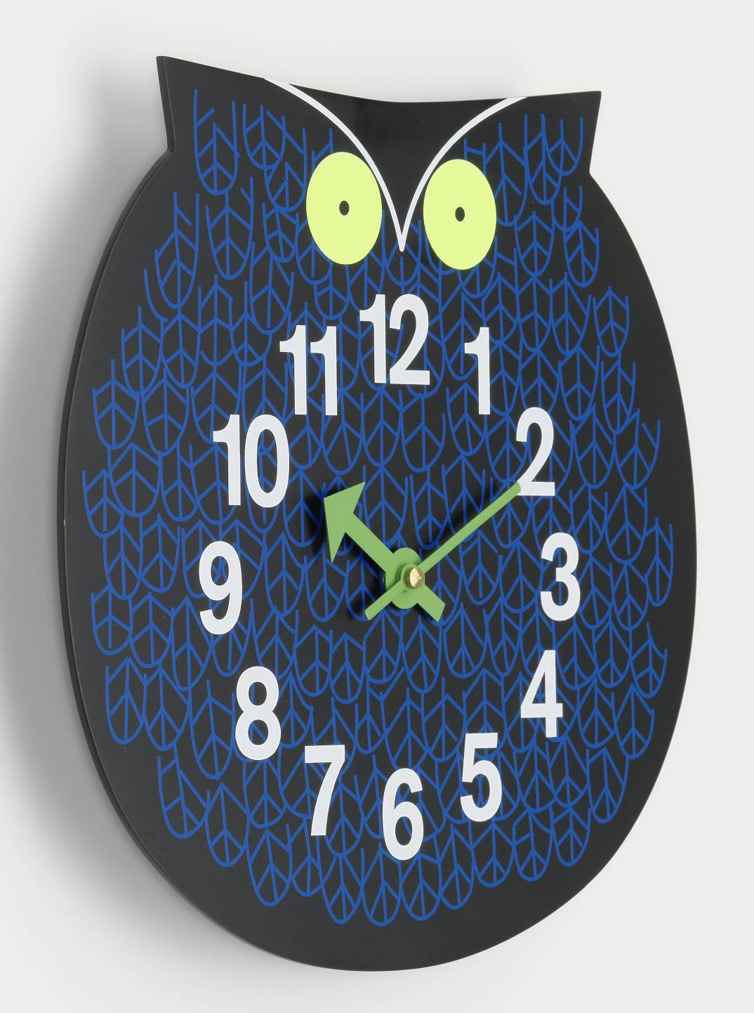 Omar the Owl Wanduhr von Vitra: Schwarze Eulen-Wanduhr mit blauen Mustern und grünen Zeigern.