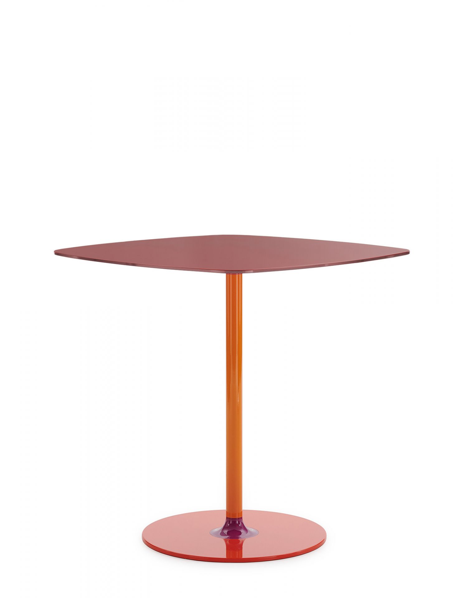 Kartell Thierry Bistrot Tisch in Bordeaux mit quadratischer Tischplatte und orangefarbenem Fuß.