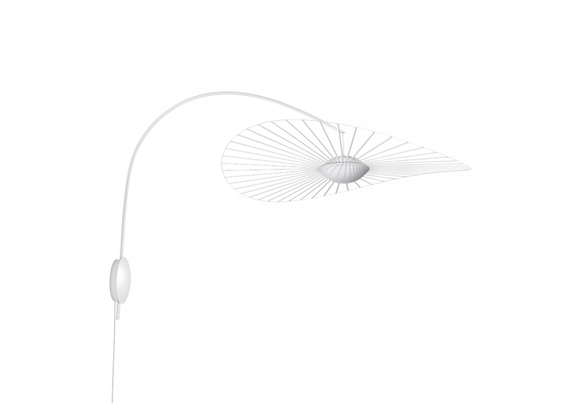 Weiße Vertigo Nova Wandleuchte von Petite Friture mit filigranem Schirm und gebogenem Arm.