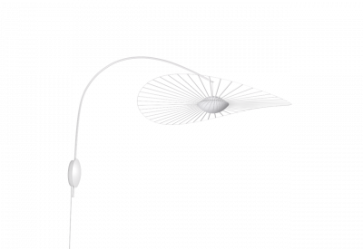 Weiße Vertigo Nova Wandleuchte von Petite Friture mit filigranem Schirm und gebogenem Arm.