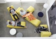 Gelbes Verpan Welle 3 Sofa, eine moderne 3-Sitzer Wohnlandschaft mit Personen, von oben fotografiert.