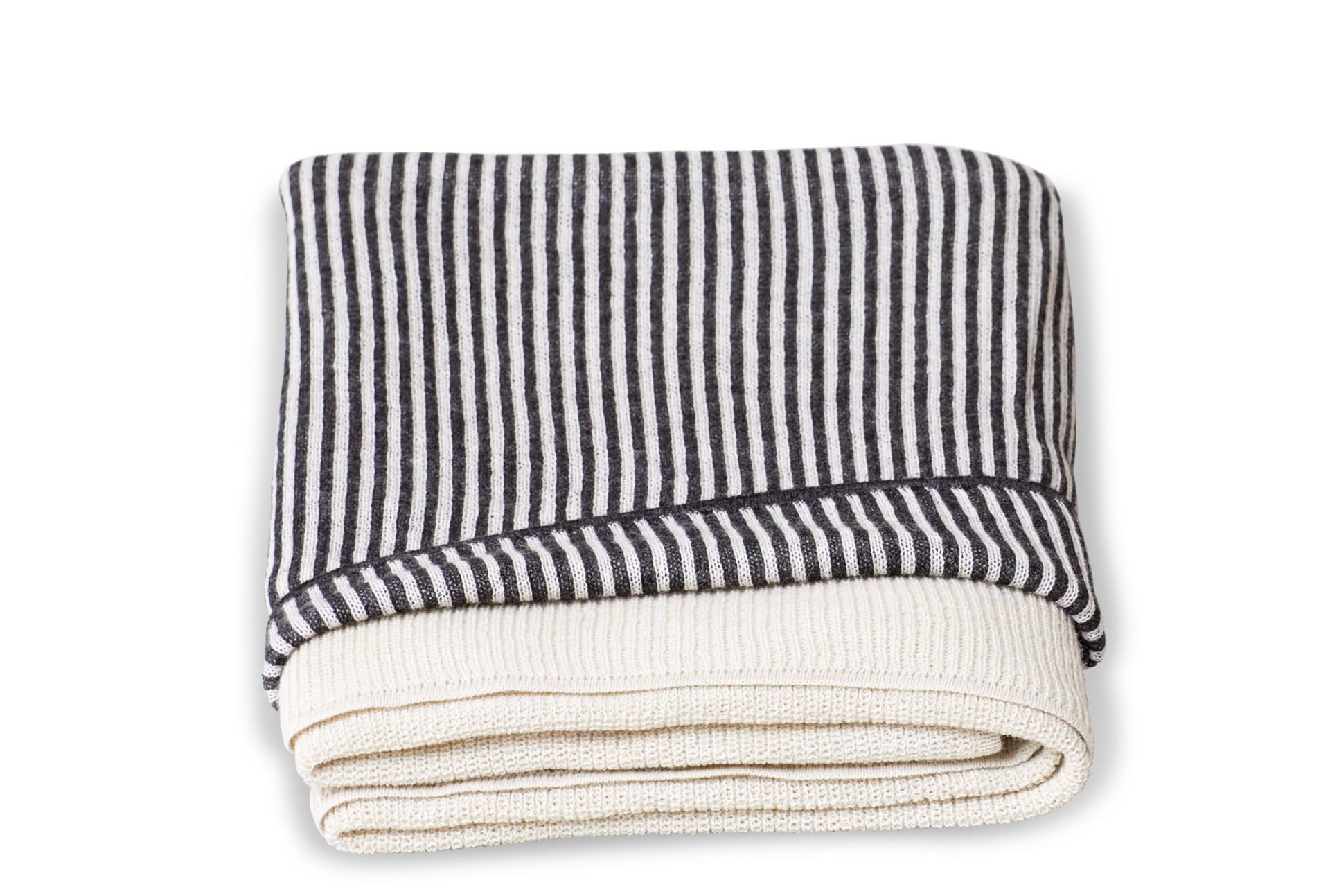 Gefaltete Aymara Decke in Creme mit Streifenmuster, weiche Wohndecke für gemütliche Stunden.