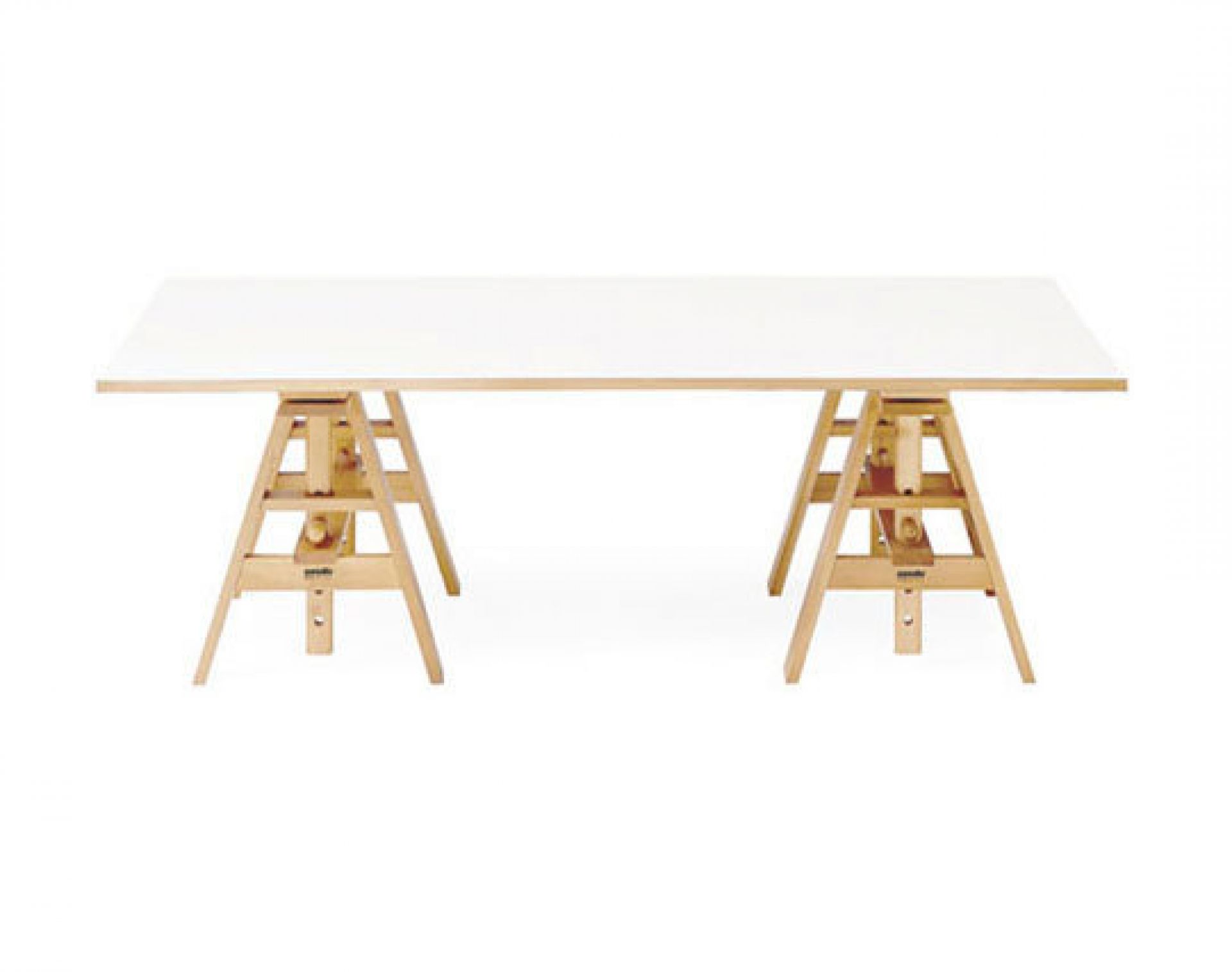 Leonardo Arbeitstisch von Zanotta: Moderner Schreibtisch mit weißer Tischplatte und Holzgestell. Ideal für Büro und Homeoffice.