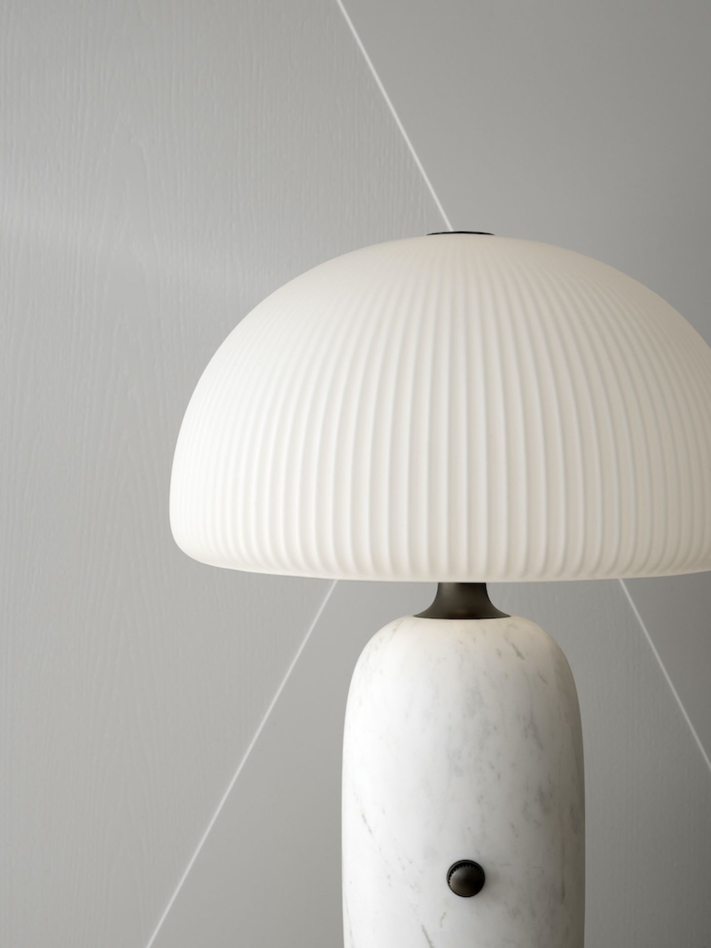 Detailaufnahme der weißen Vipp Sculpture Tischlampe groß mit Marmorfuß und geripptem Lampenschirm.