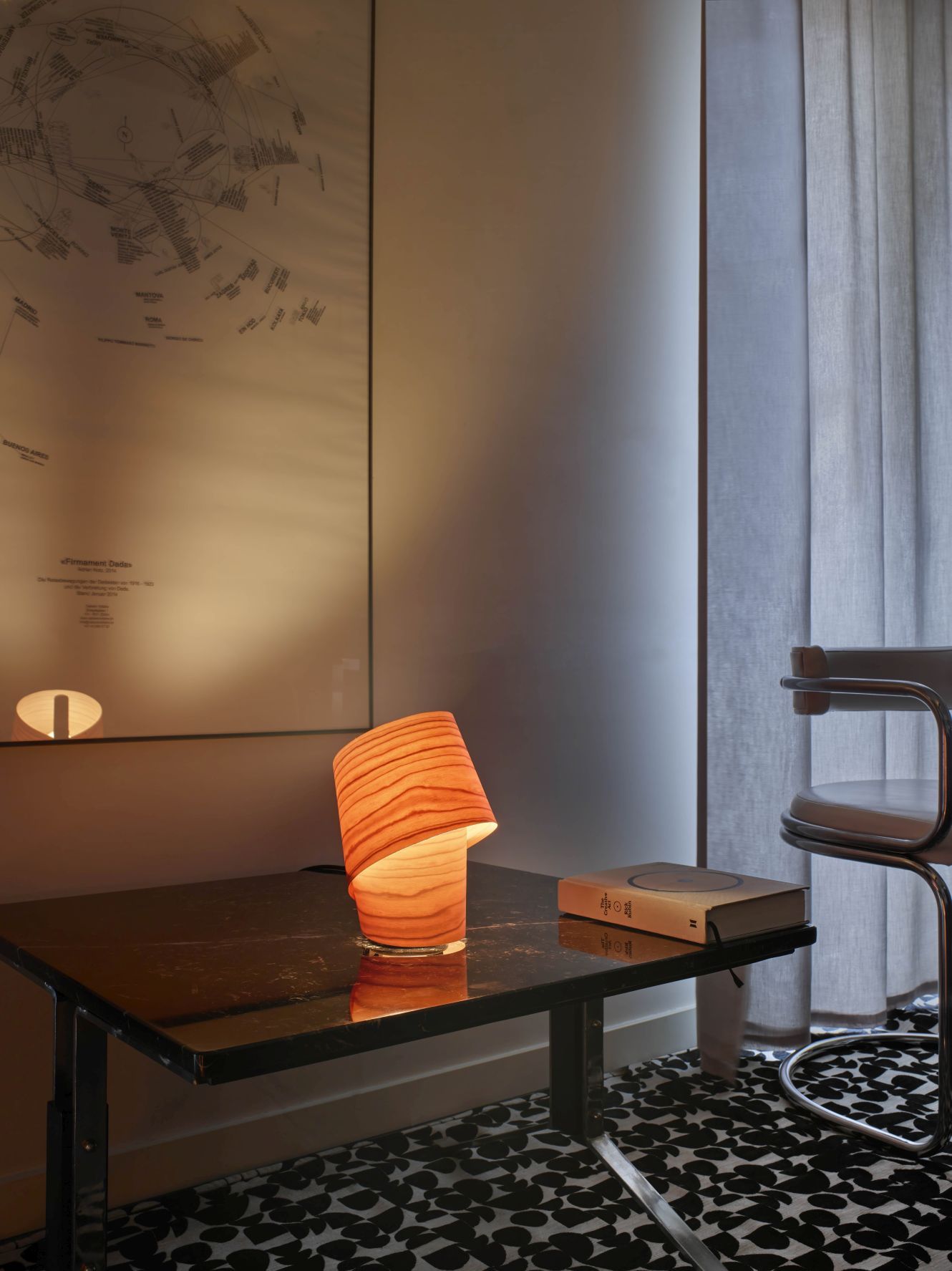 Nahaufnahme der beleuchteten Tiny Tischleuchte von LZF Lamps auf einem Tisch im Wohnzimmer.