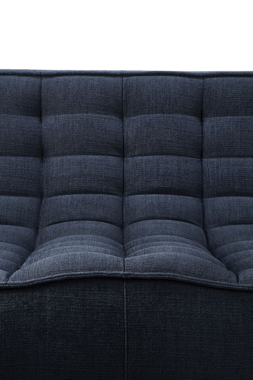 Detailaufnahme des N701 Sofas von Ethnicraft in Graphit: Moderne Polsterung und hochwertige Verarbeitung.