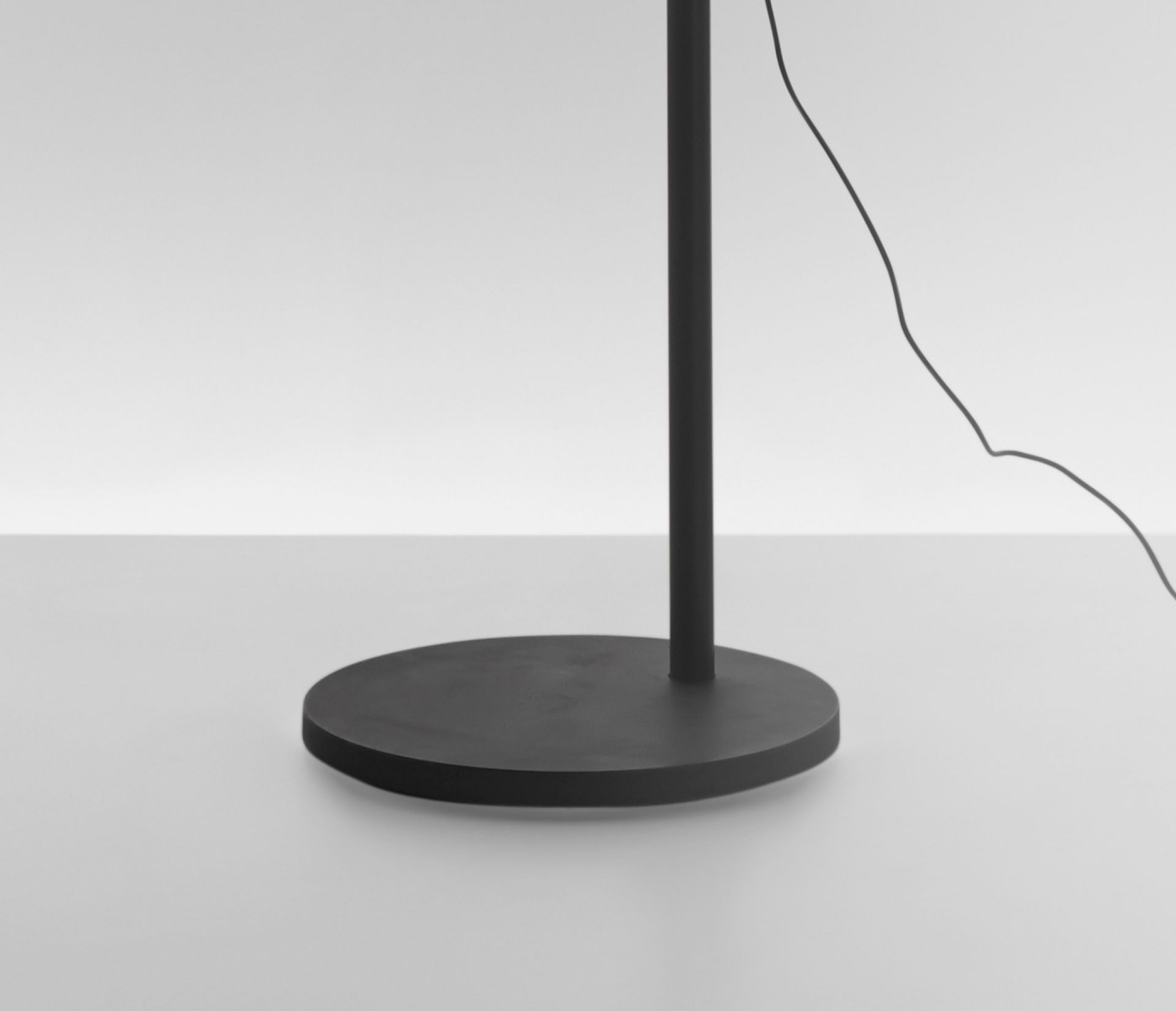 Schwarze Bodenplatte der Demetra Reading Floor Stehleuchte von Artemide.