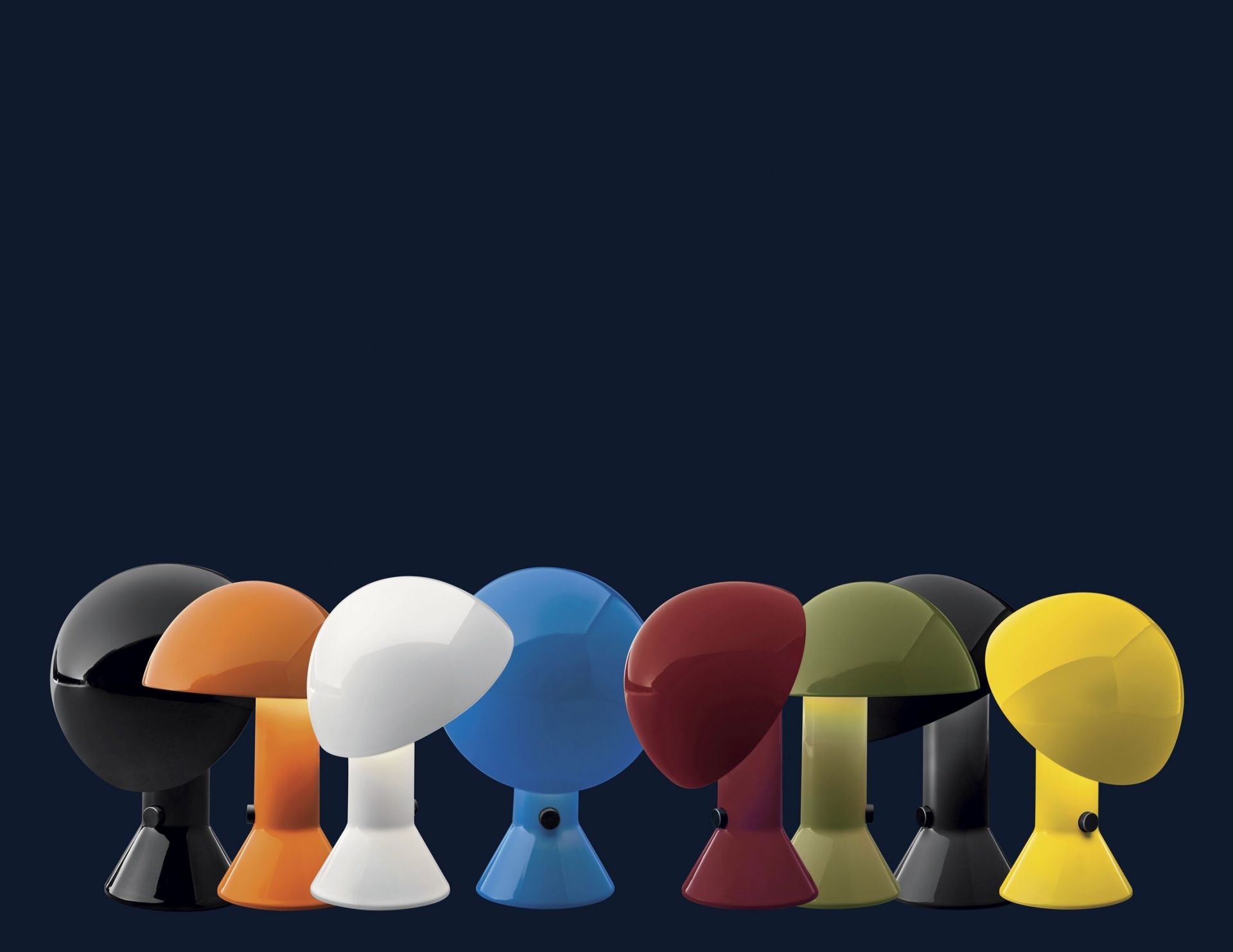 Reihe farbiger Elmetto Tischleuchten von Martinelli Luce, modernes Design für Wohnraumbeleuchtung.