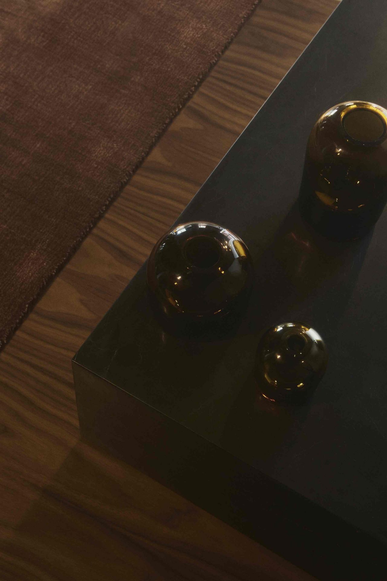 Nahaufnahme des Plinth Beistelltisches aus Rose Calacatta Viola Marmor mit braunen Glasvasen.