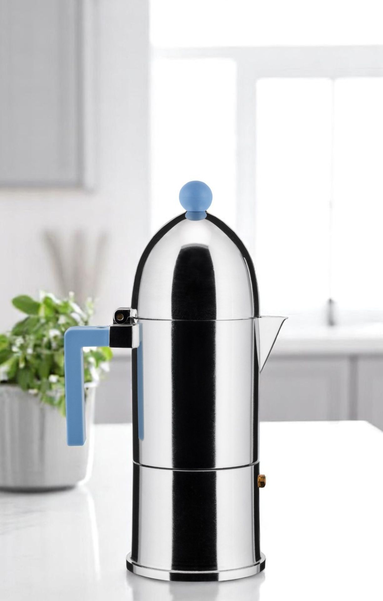 Alessi La Cupola Espressokocher, hellblaue Details, aus Aluminium für die Zubereitung von köstlichem Espresso.