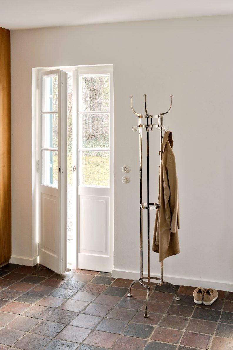 Nymphenburg Garderobenständer von ClassiCon in Schwarz: Moderner, freistehender Kleiderständer aus Metall mit Jacke.