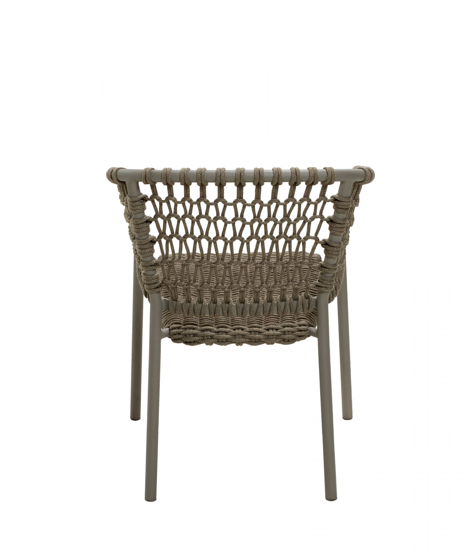 Rückansicht des taupefarbenen Ocean Outdoor Sessels von Cane-Line mit geflochtener Sitzfläche und Rückenlehne.