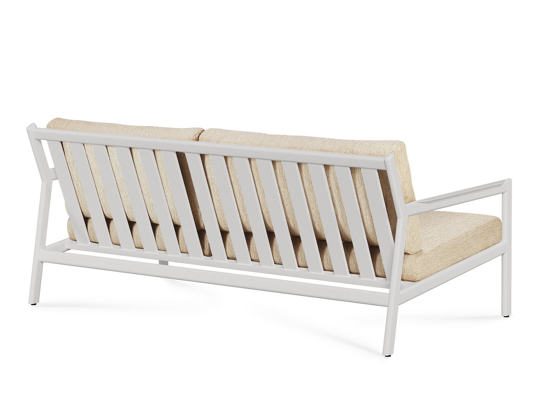 Rückansicht des weißen Jack Outdoor Sofas von Ethnicraft mit beigen Polstern.