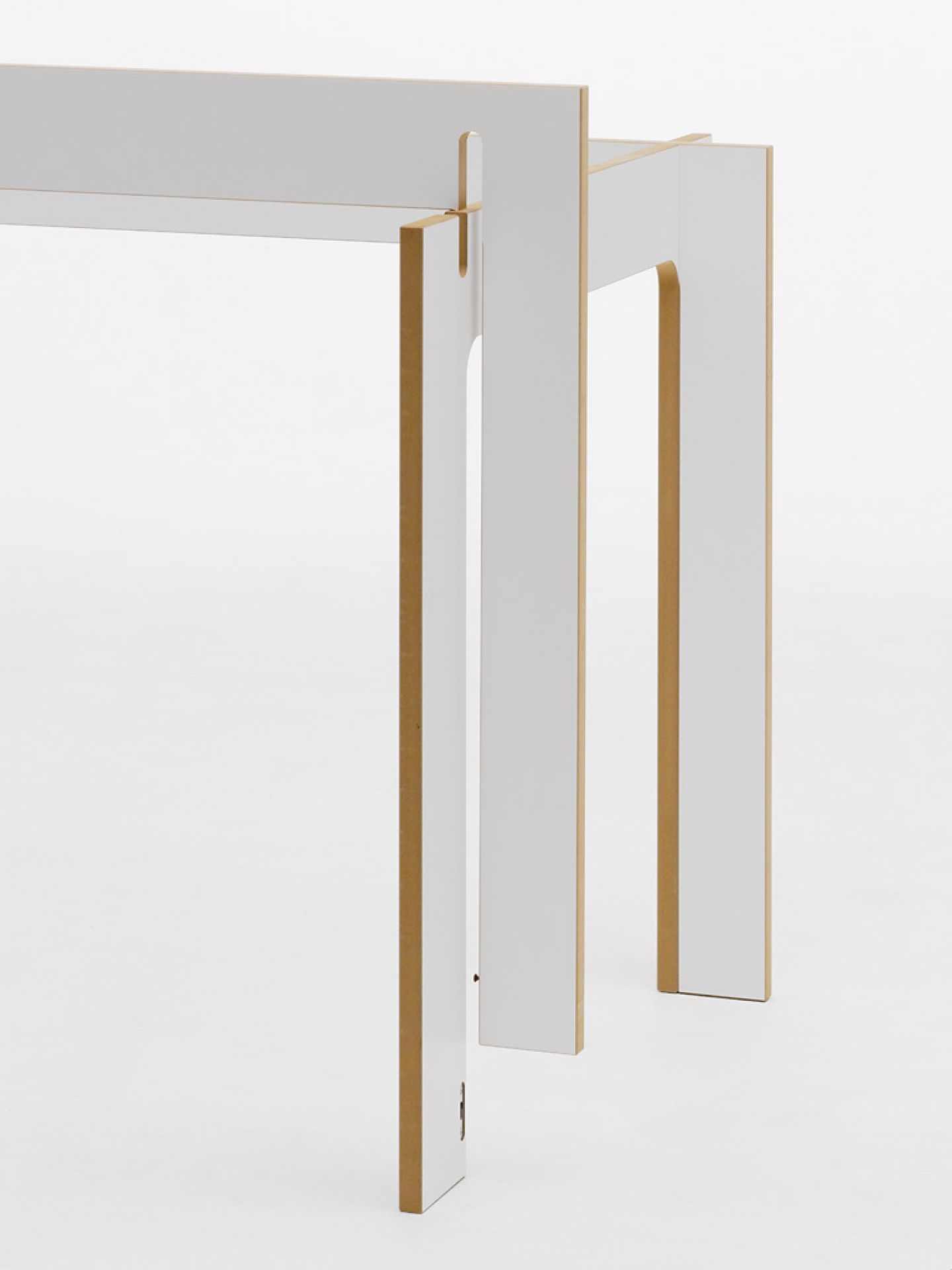 Detailansicht der Tischgruppe Tojo: Kleiner, weißer Beistelltisch mit minimalistischem Design und Holzdetails.