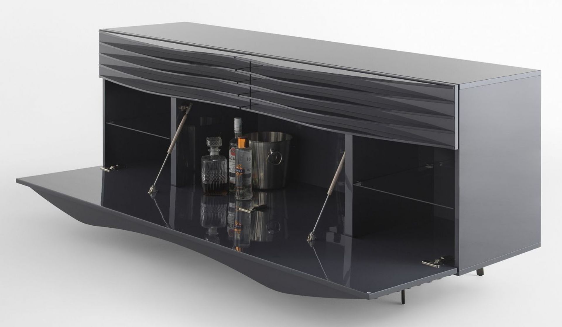 Tide Anrichte von Casamania Horm, grauer Barschrank mit geöffneter Klappe und Spirituosenflaschen.