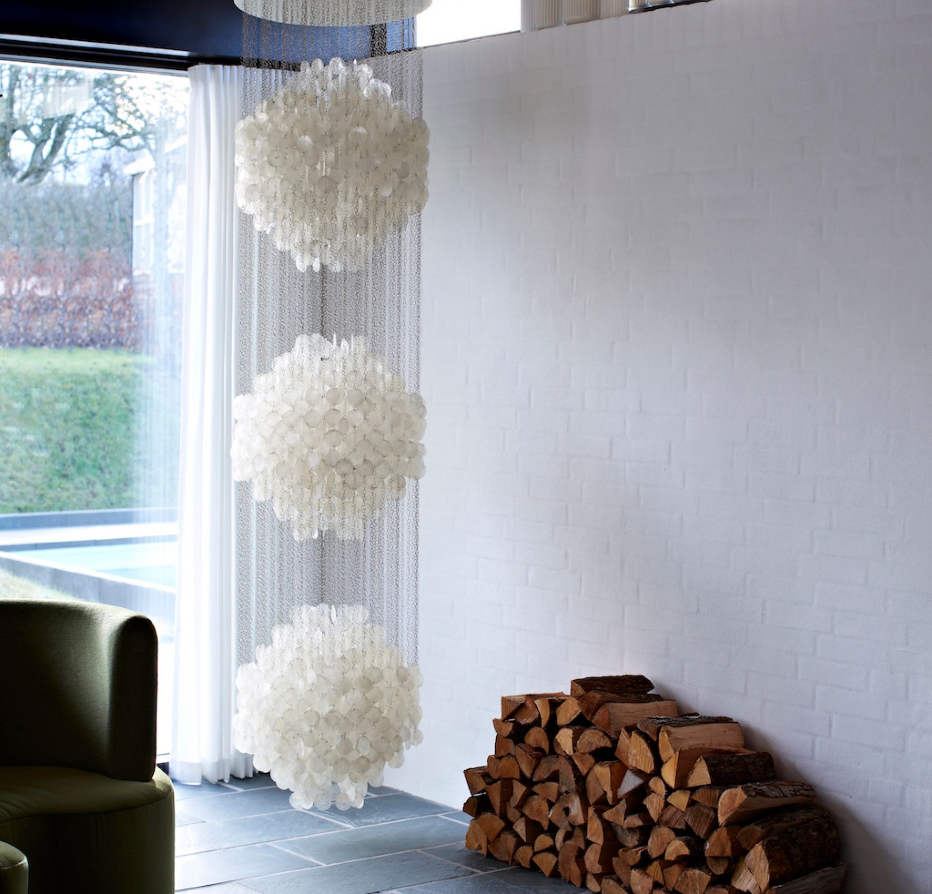 FUN 3DM Pendelleuchte von Verpan: Dreiteilige, weiße Design-Hängeleuchte aus Muschelscheiben im modernen Wohnraum.