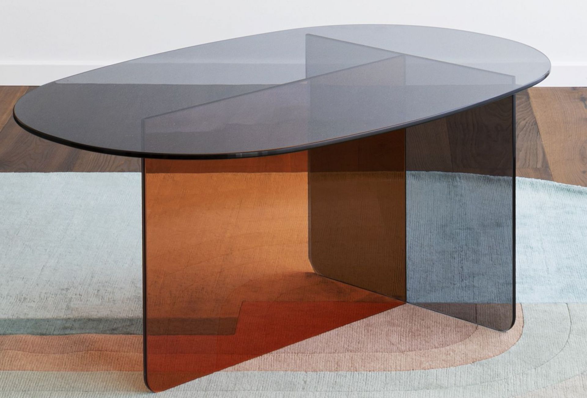 Chap Couchtisch von Miniforms: Moderner Beistelltisch mit grauer Glasplatte und farbigem Glasfuß.